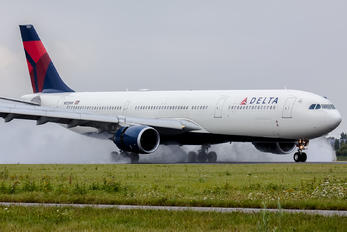 N825NW - Delta Air Lines Airbus A330-300