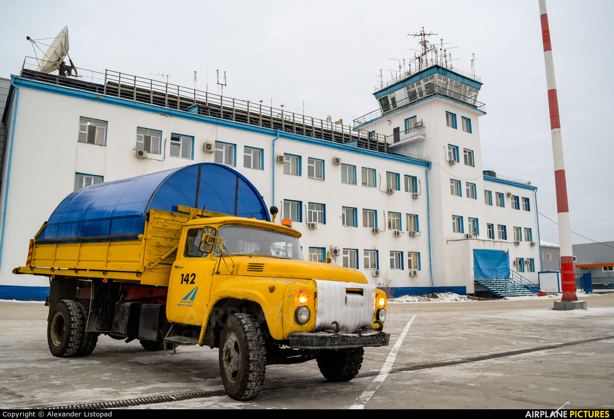 - Airport Overview - aircraft at Yakutsk- Tuimaada