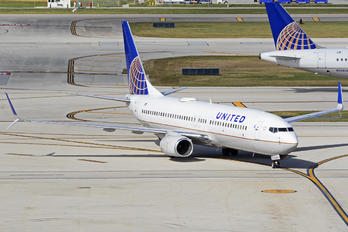 N26226 - United Airlines Boeing 737-800