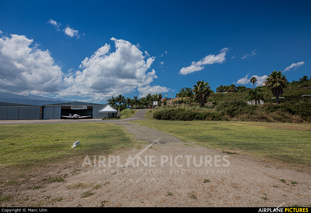 - Airport Overview - aircraft at Aviosuperficie di Calatabiano