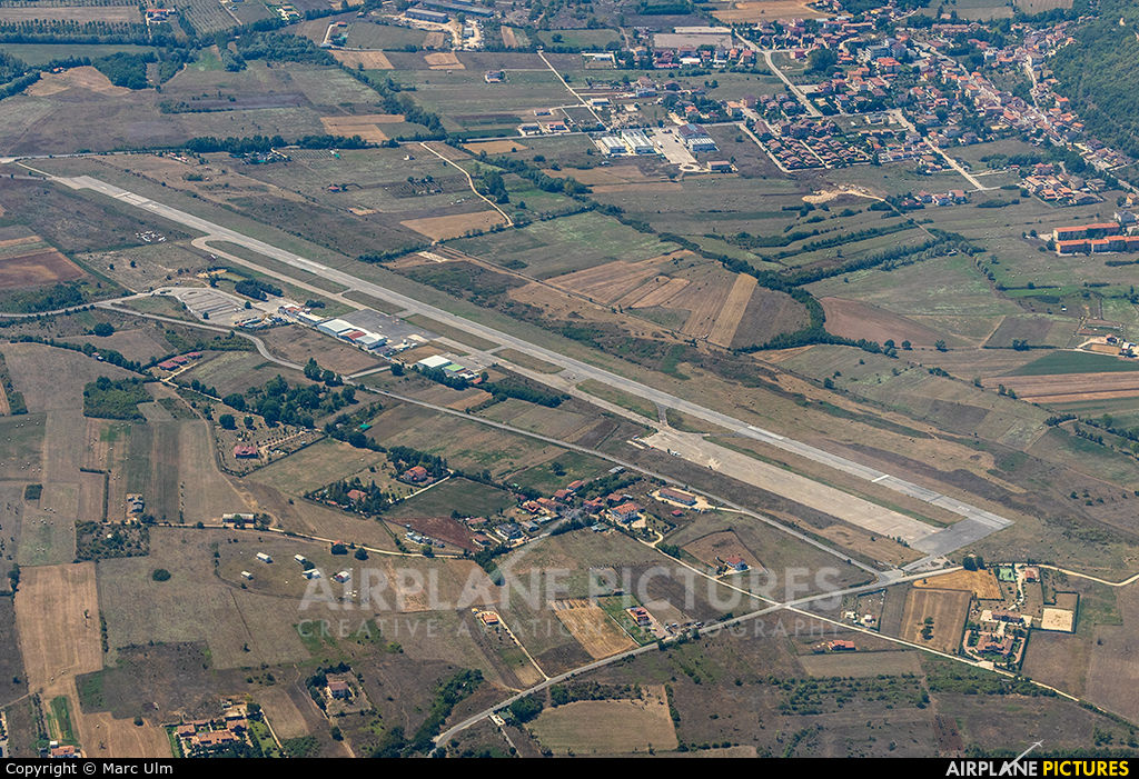 - Airport Overview - aircraft at Aquila - Preturo