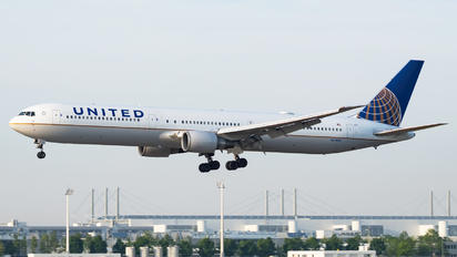 N67052 - United Airlines Boeing 767-400ER