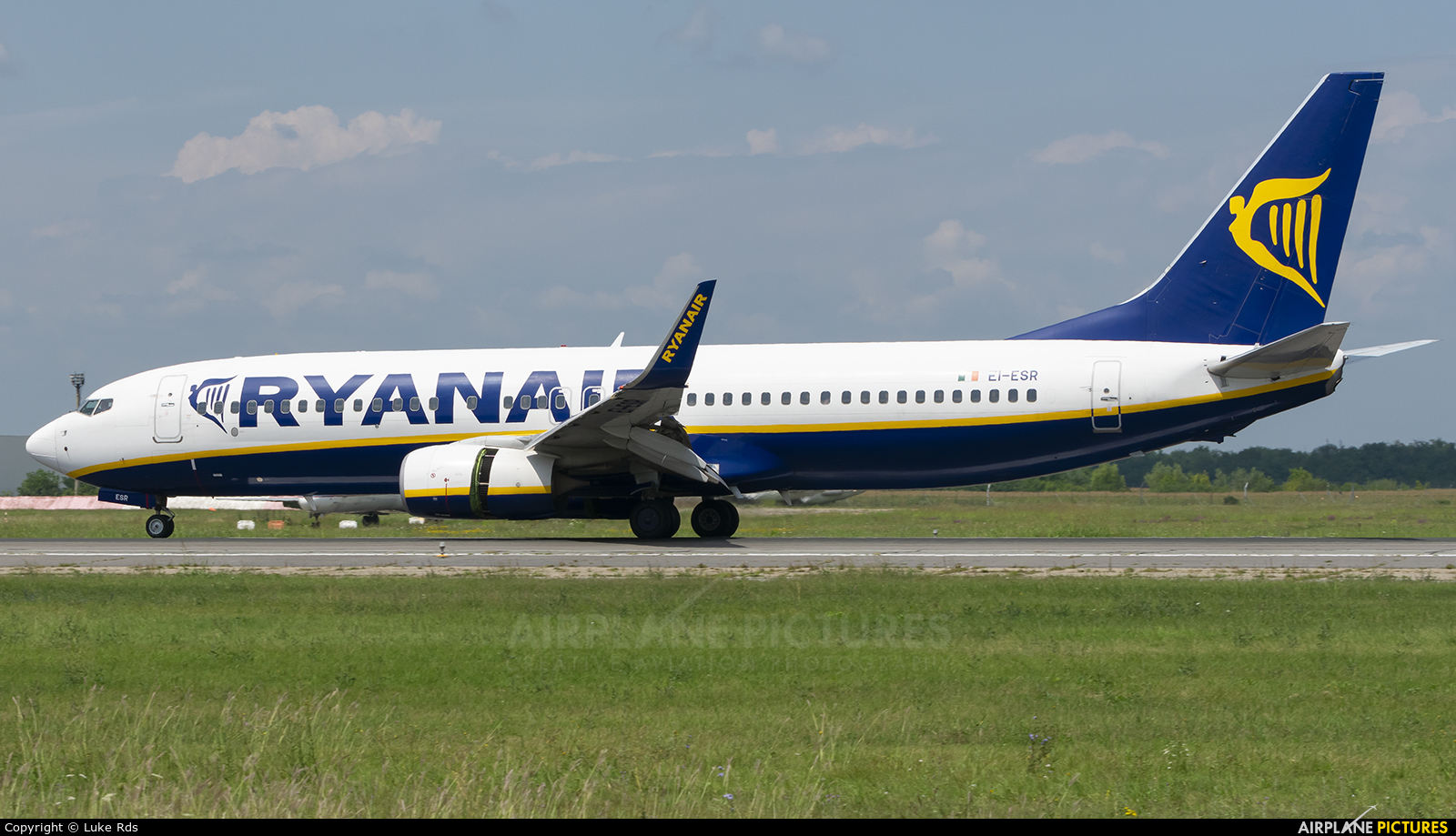 Ryanair EI-ESR aircraft at Bucharest - Henri Coandă