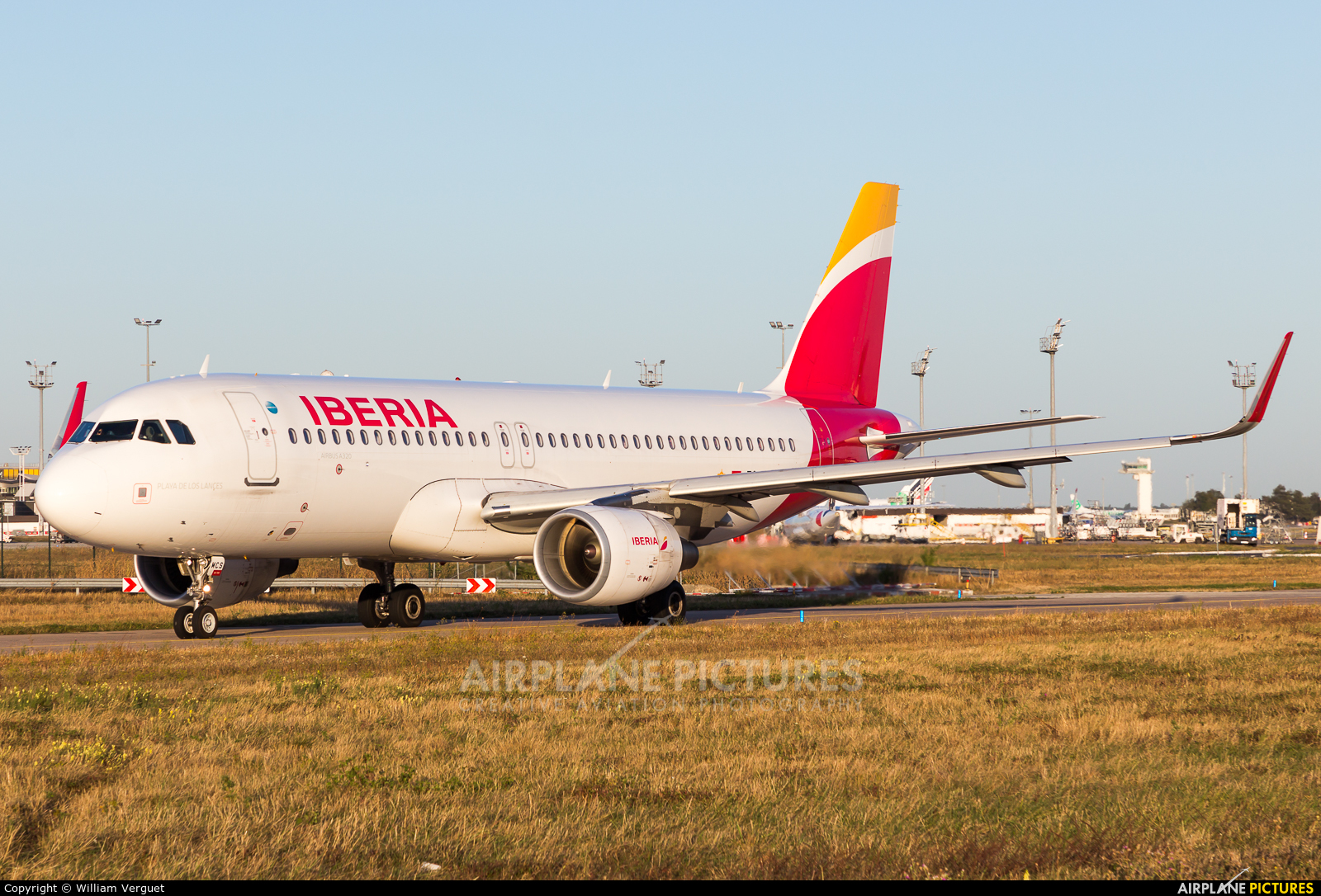 Iberia EC-MCS aircraft at Paris - Orly