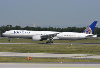 N2142U - United Airlines Boeing 777-300ER