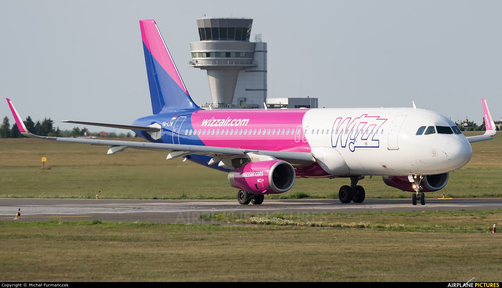 Wizz Air HA-LYW aircraft at Poznań - Ławica