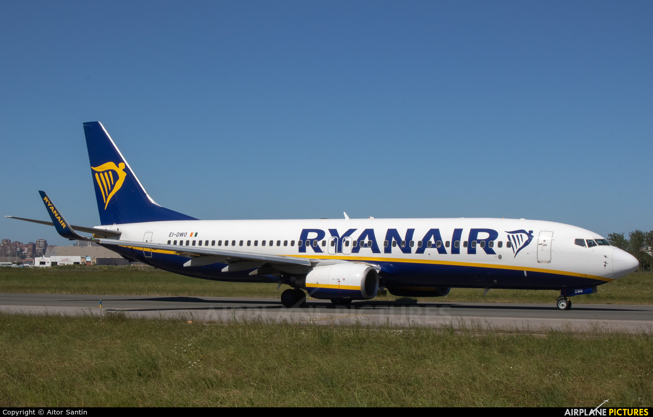 Ryanair EI-DWO aircraft at Santander