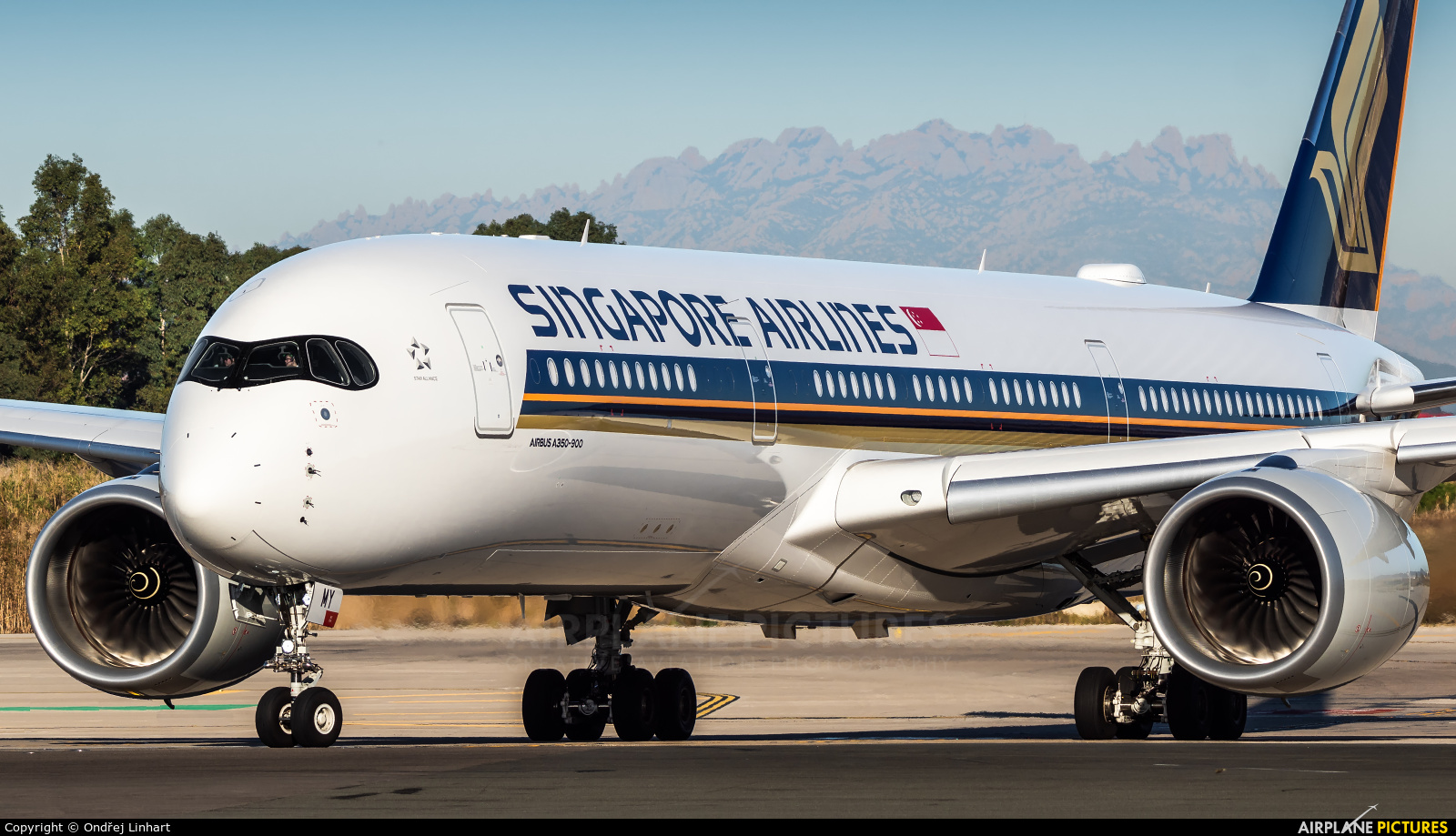 Singapore Airlines 9V-SMY aircraft at Barcelona - El Prat