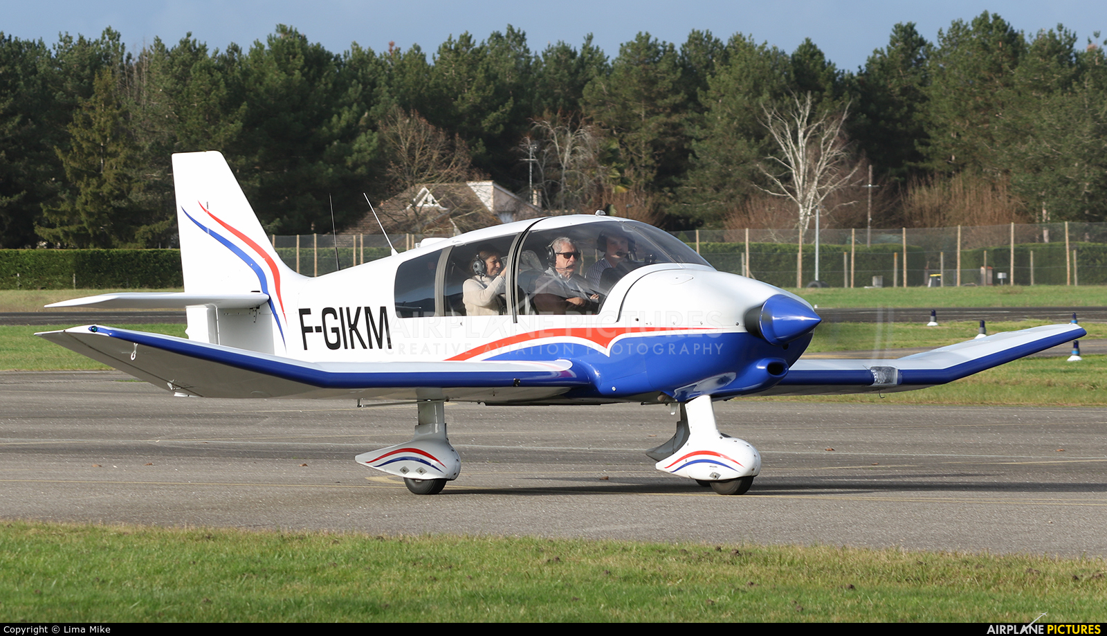 Private F-GIKM aircraft at Marmande - Virazeil