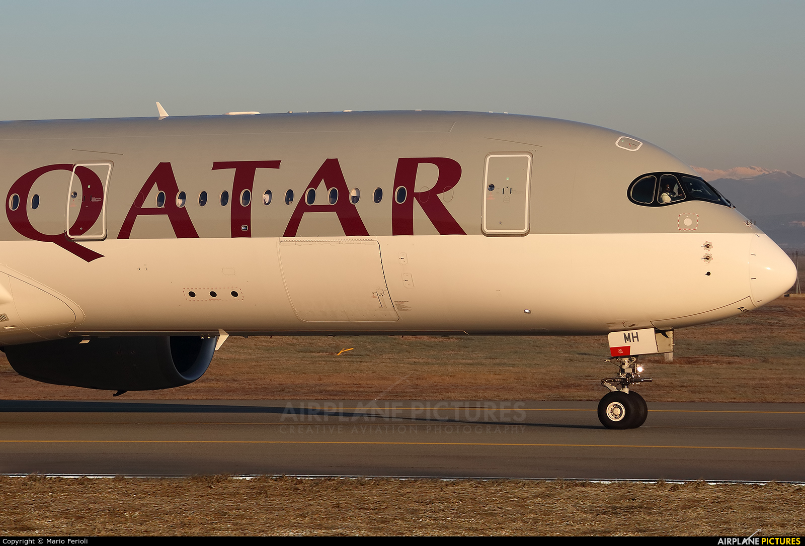 Qatar Airways A7-AMH aircraft at Milan - Malpensa