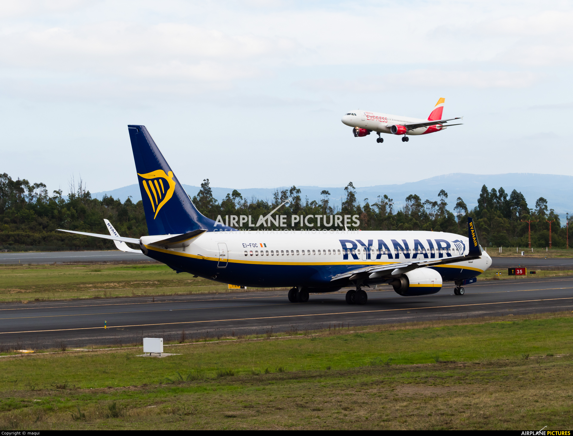 Ryanair EI-FOC aircraft at Santiago de Compostela