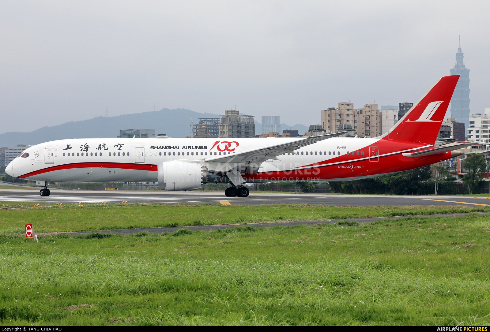 Shanghai Airlines B-1111 aircraft at Taipei Sung Shan/Songshan Airport