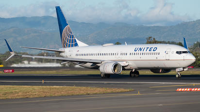 N13227 - United Airlines Boeing 737-800