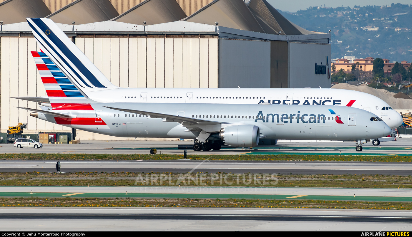 American Airlines N824AN aircraft at Los Angeles Intl