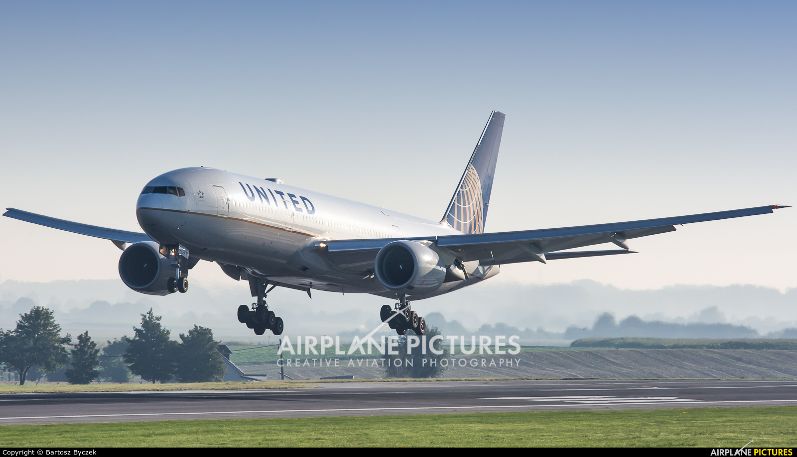United Airlines N220UA aircraft at Brussels - Zaventem