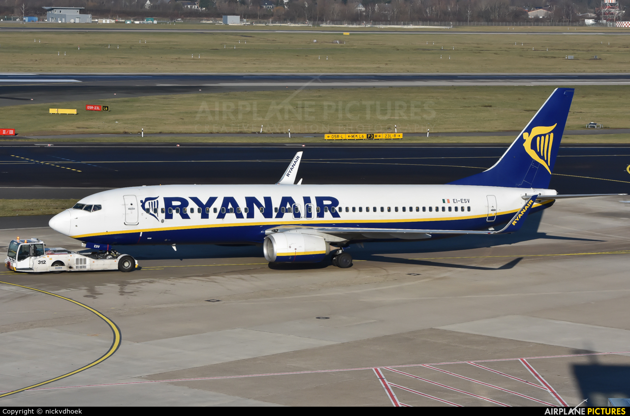 Ryanair EI-ESV aircraft at Düsseldorf