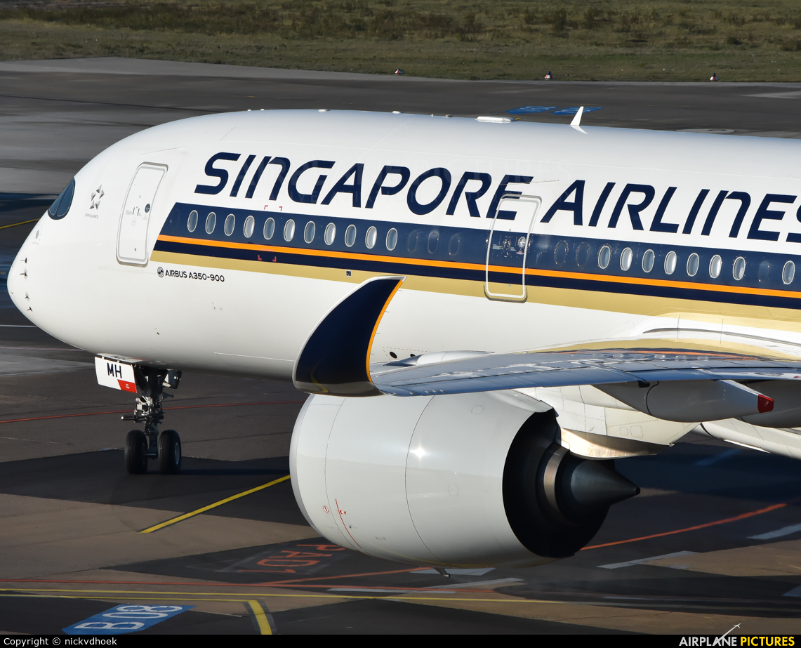 Singapore Airlines 9V-SMH aircraft at Düsseldorf