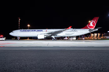 TC-LNG - Turkish Airlines Airbus A330-300