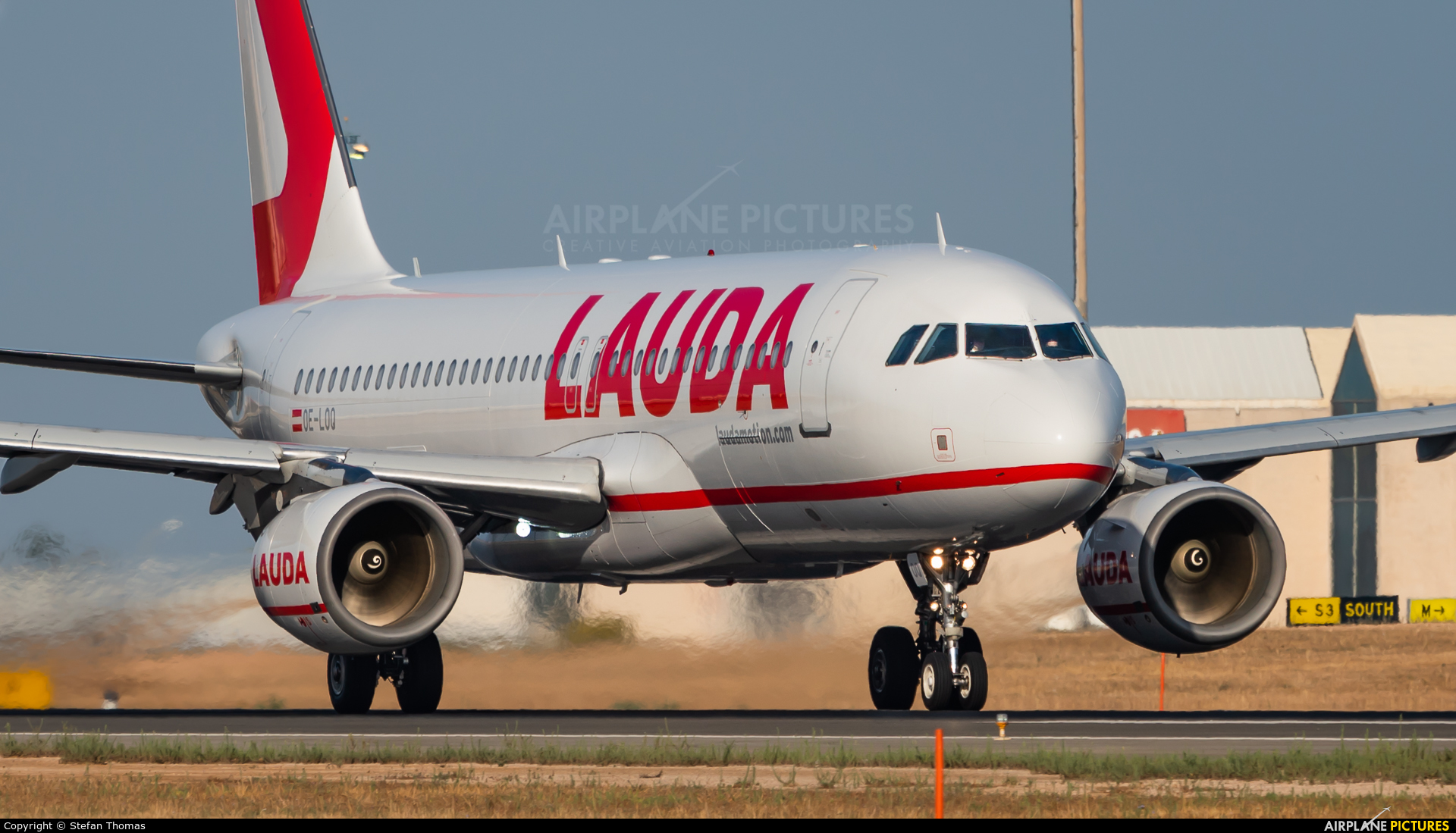 LaudaMotion OE-LOQ aircraft at Palma de Mallorca