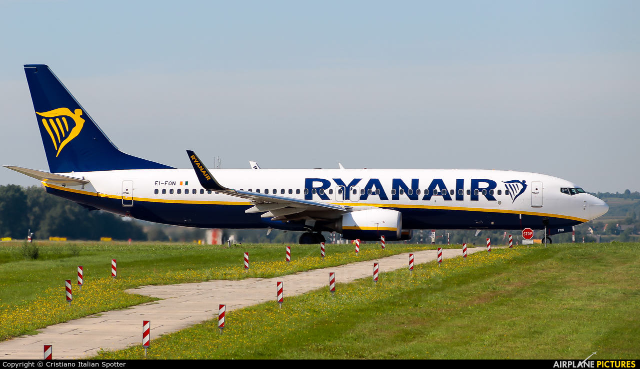 Ryanair EI-FON aircraft at Kraków - John Paul II Intl