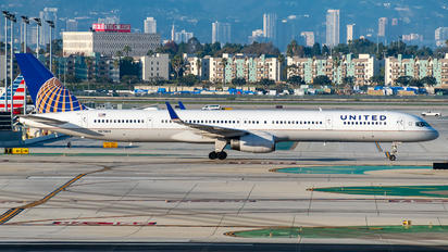 N57864 - United Airlines Boeing 757-300