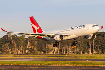 VH-QPF - QANTAS Airbus A330-300
