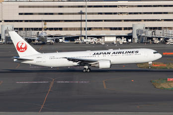 JA611J - JAL - Japan Airlines Boeing 767-300ER