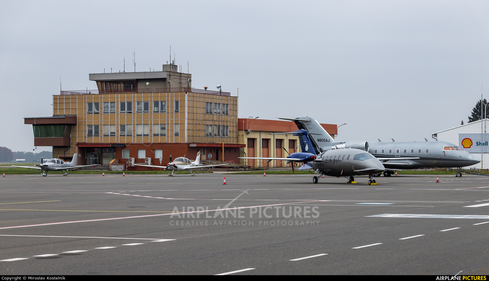 - Airport Overview - aircraft at Ostrava Mošnov