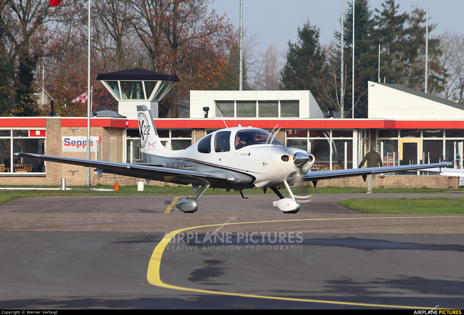 Private OO-EFC aircraft at Hoeven - Seppe