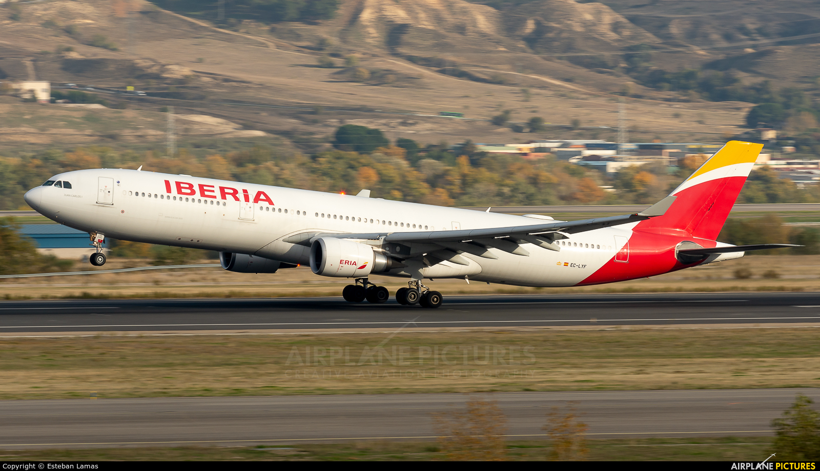 Iberia EC-LYF aircraft at Madrid - Barajas