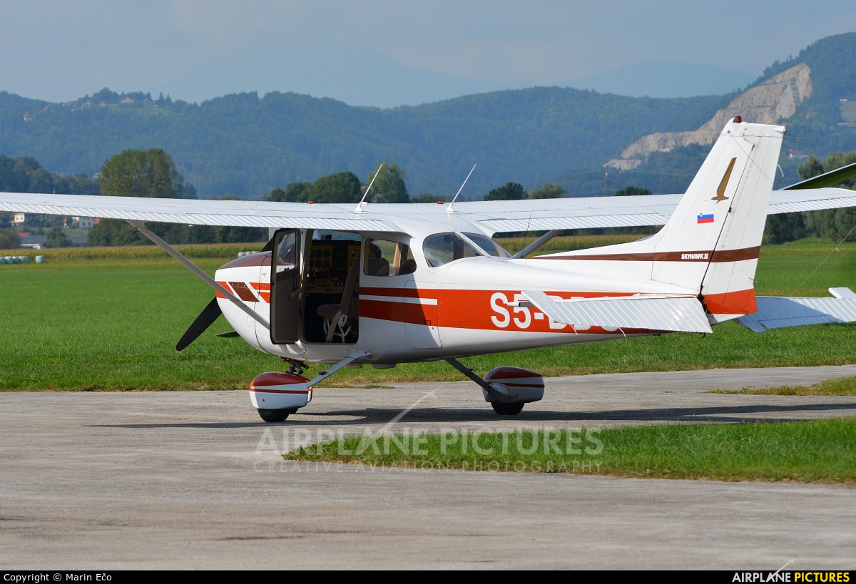 Private S5-DDC aircraft at Levec