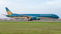 Vietnam Boeing 787-10 made a repatriation flight from Bucharest title=