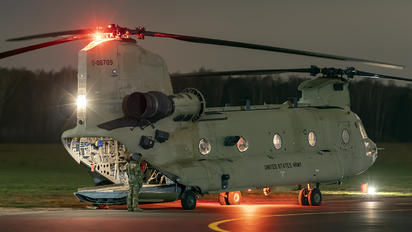 04-08709 - USA - Army Boeing CH-47F Chinook
