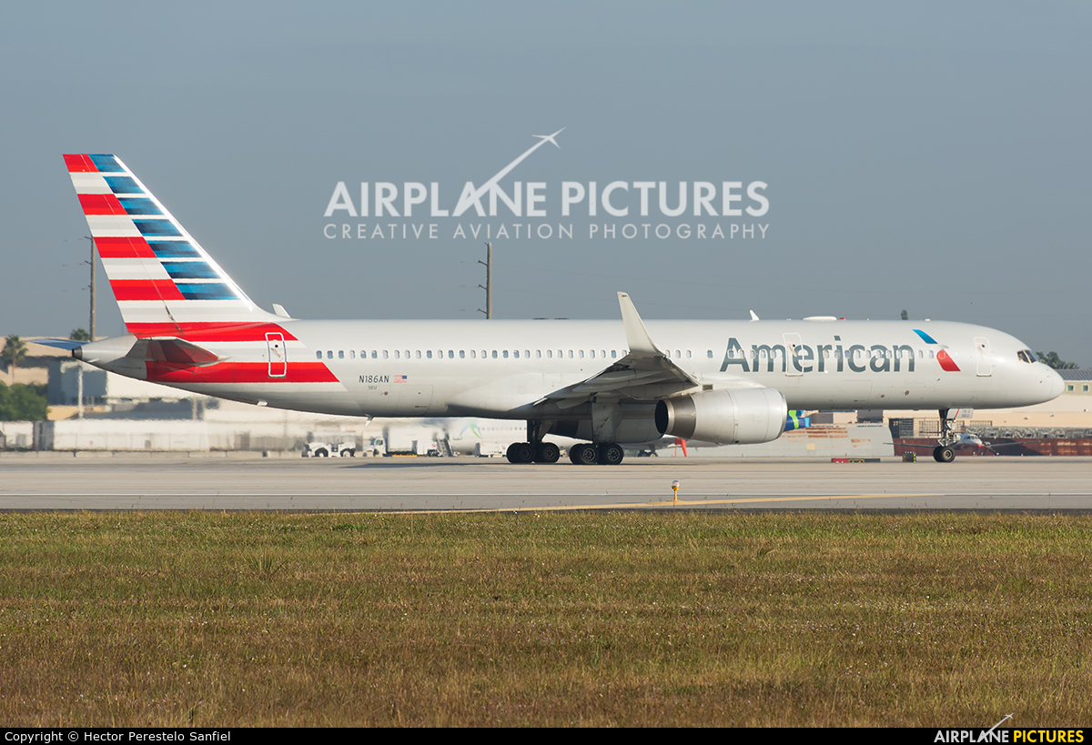 American Airlines N186AN aircraft at Miami Intl