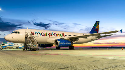 SP-HAH - Small Planet Airlines Airbus A320