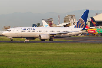 N26215 - United Airlines Boeing 737-800