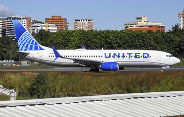 N13248 - United Airlines Boeing 737-800