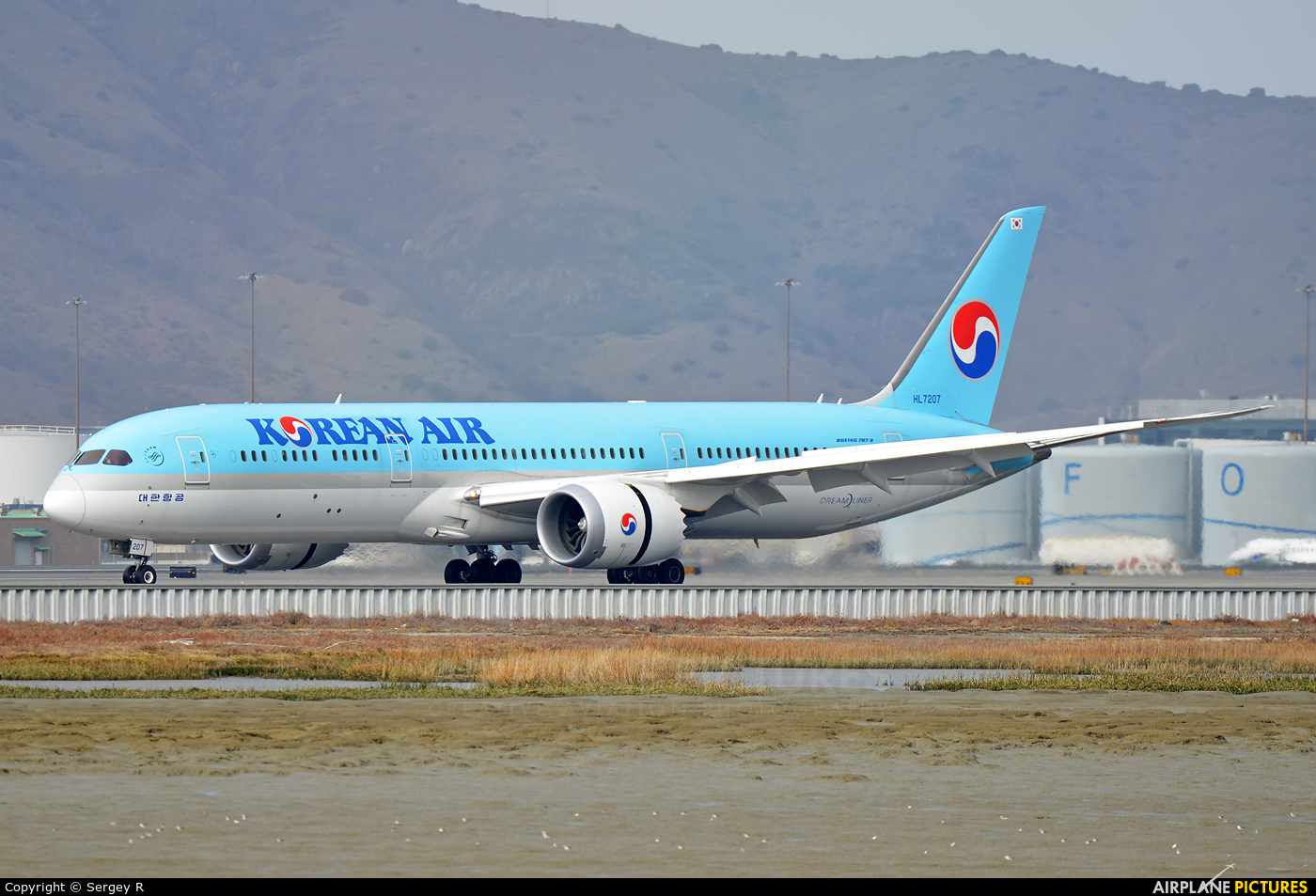 Korean Air HL7207 aircraft at San Francisco Intl