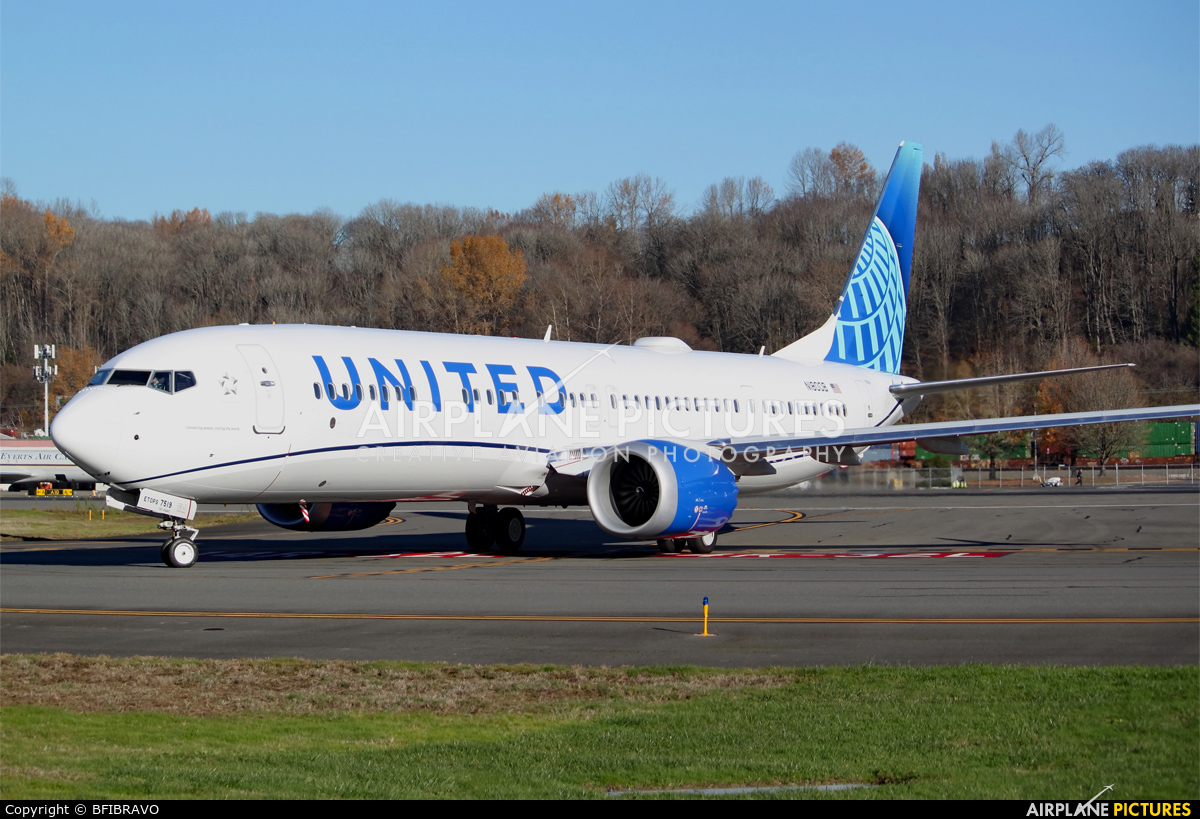 United Airlines N27519 aircraft at Seattle - Boeing Field / King County Intl