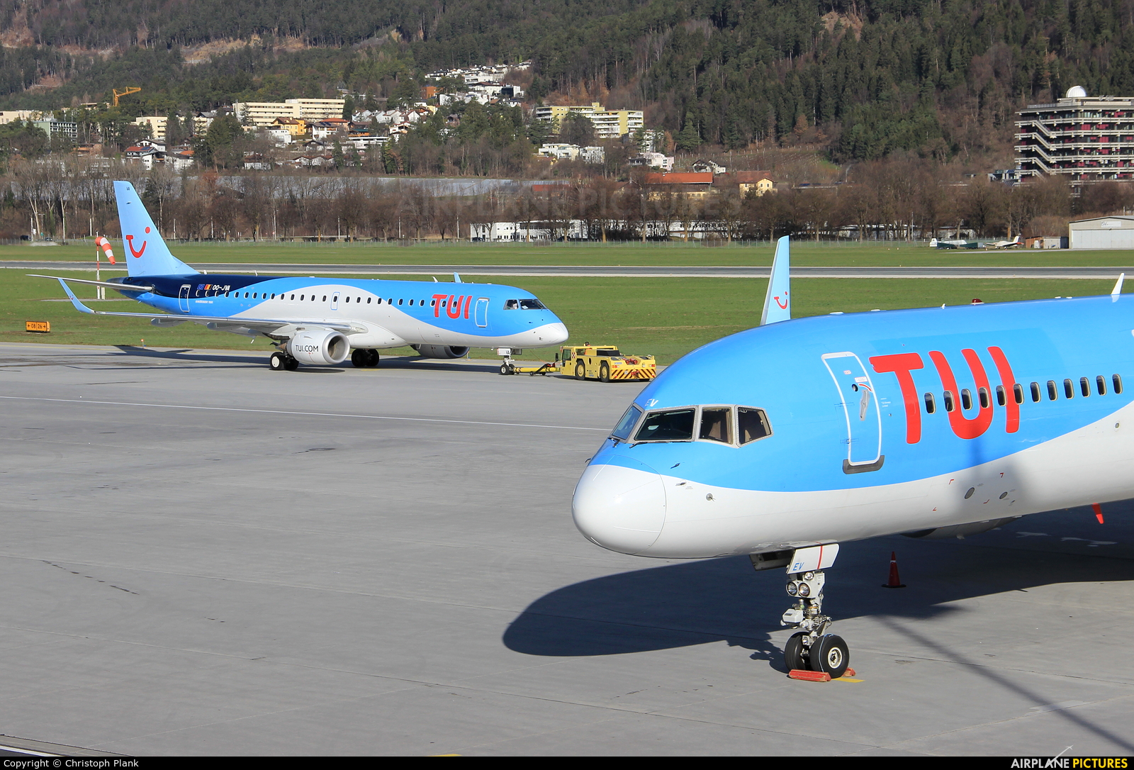- Airport Overview LOWI aircraft at Innsbruck