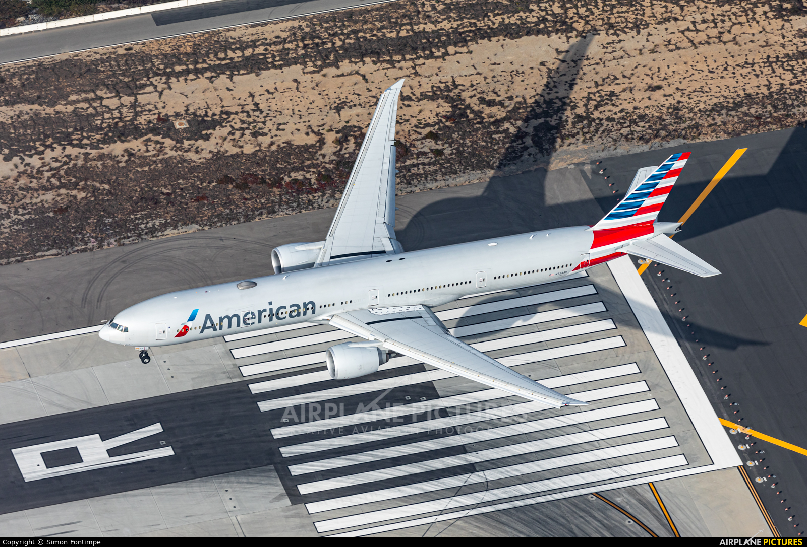 American Airlines N724AN aircraft at Los Angeles Intl