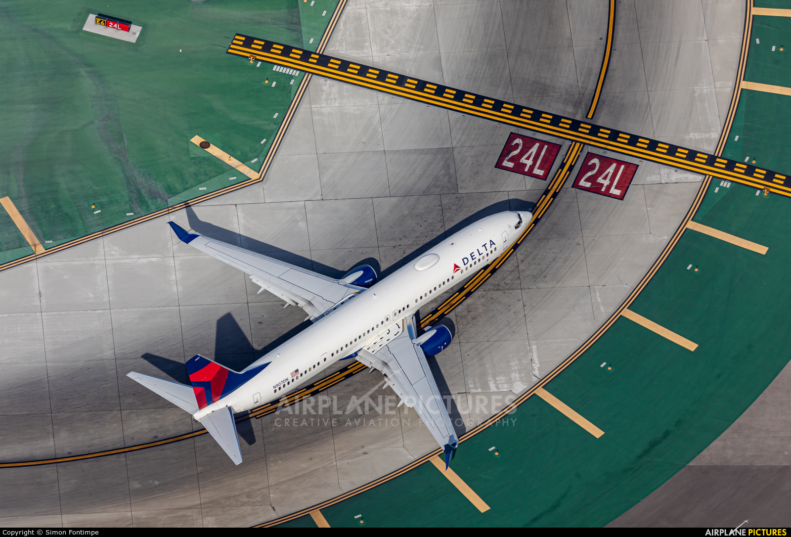 Delta Air Lines N907DN aircraft at Los Angeles Intl