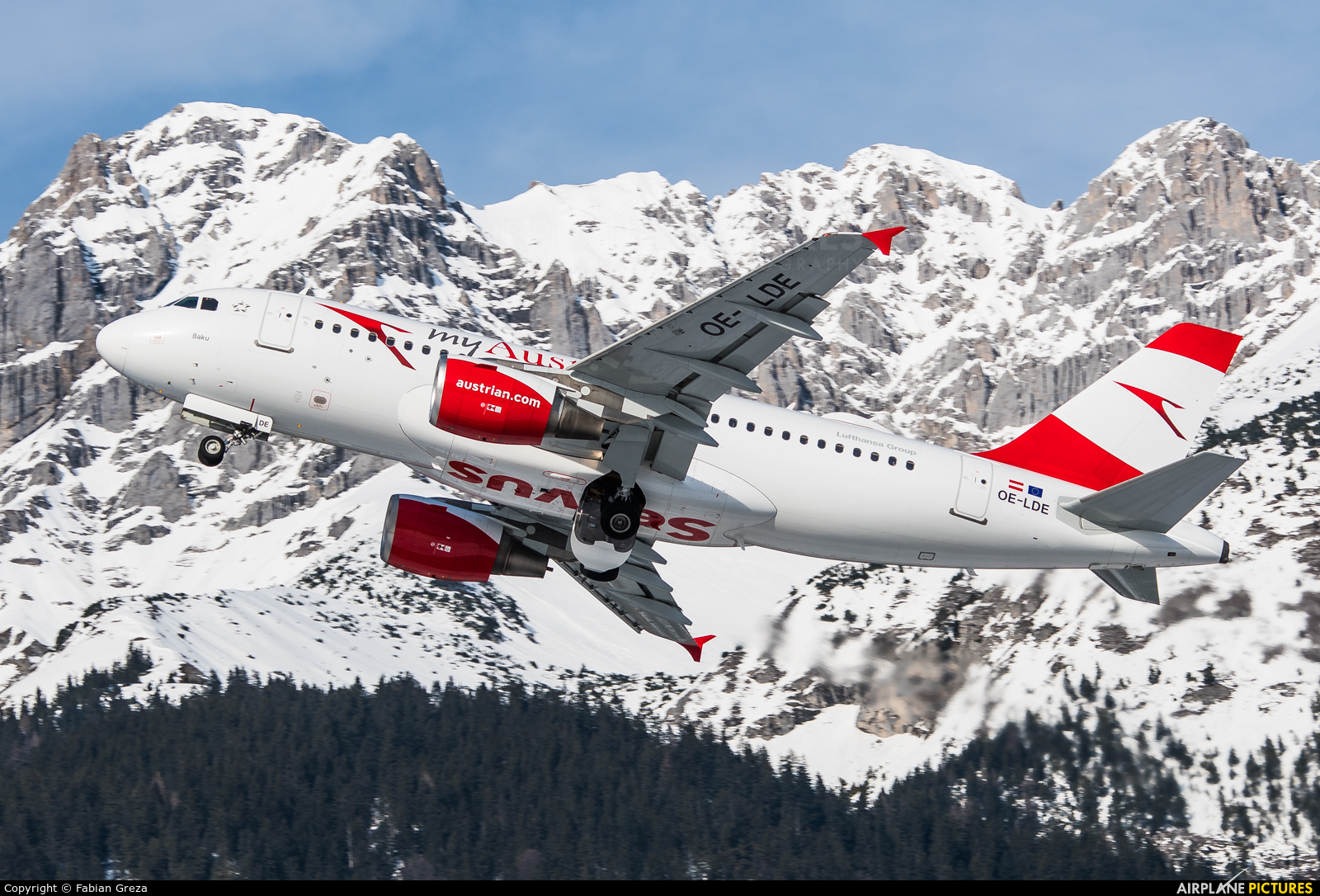 Austrian Airlines/Arrows/Tyrolean OE-LDE aircraft at Innsbruck