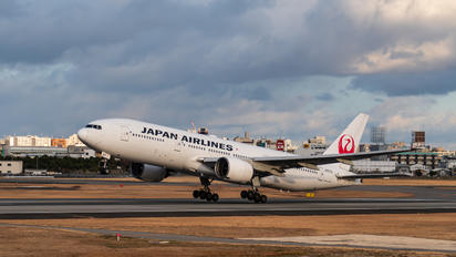 JA007D - JAL - Japan Airlines Boeing 777-200