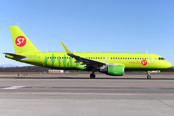 VP-BOM - S7 Airlines Airbus A320