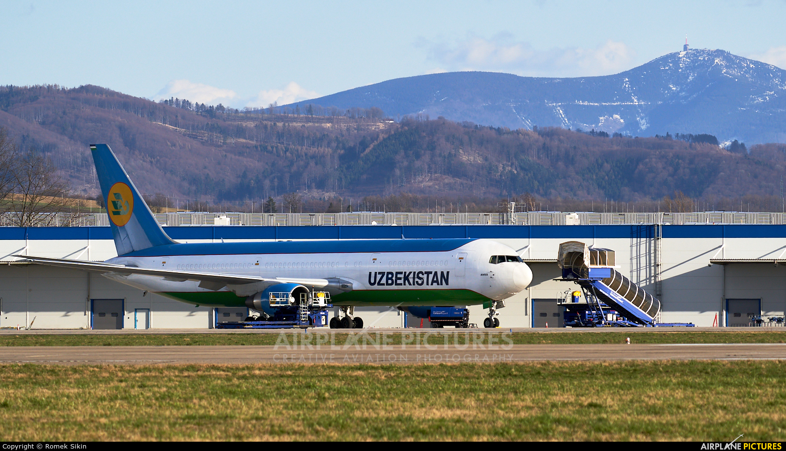 Uzbekistan Airways UK67002 aircraft at Ostrava Mošnov