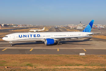 N2749U - United Airlines Boeing 777-300ER