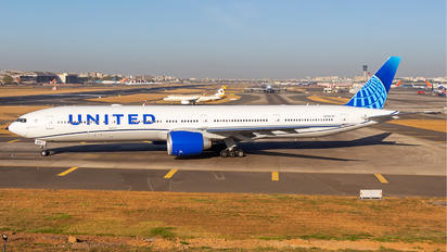 N2749U - United Airlines Boeing 777-300ER