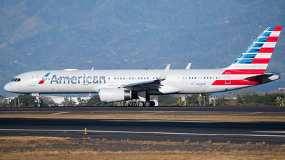 N204UW - American Airlines Boeing 757-200