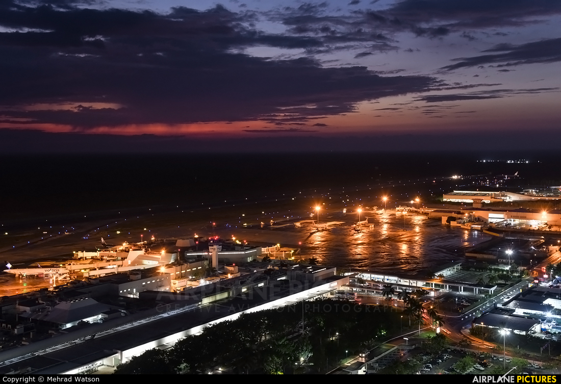 - Airport Overview - aircraft at Cancun Intl